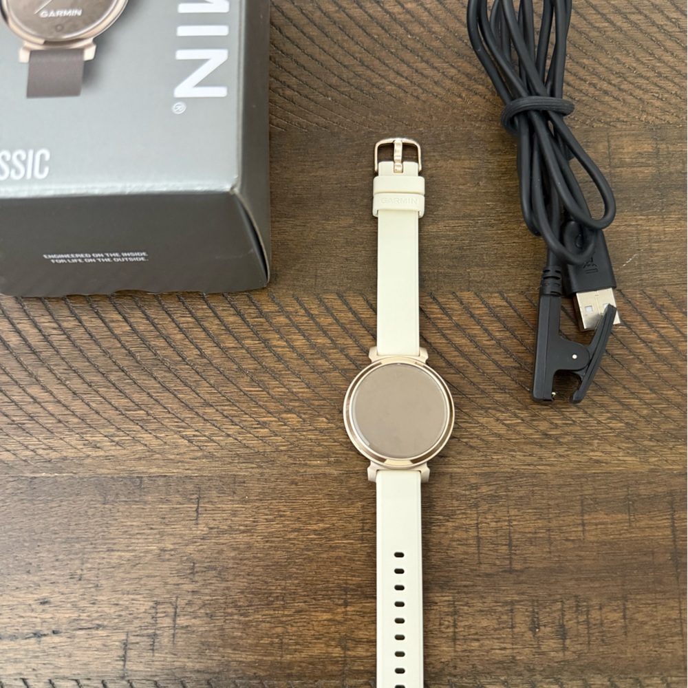 Garmin Lily 2 Classic Smartwatch Cream Gold with Coconut Silicone Band - Picture 4 of 6